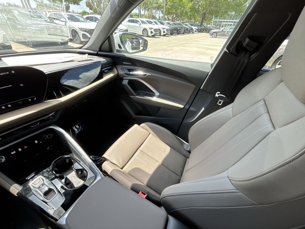 Thumbnail: 2025 Audi Q5 - 11