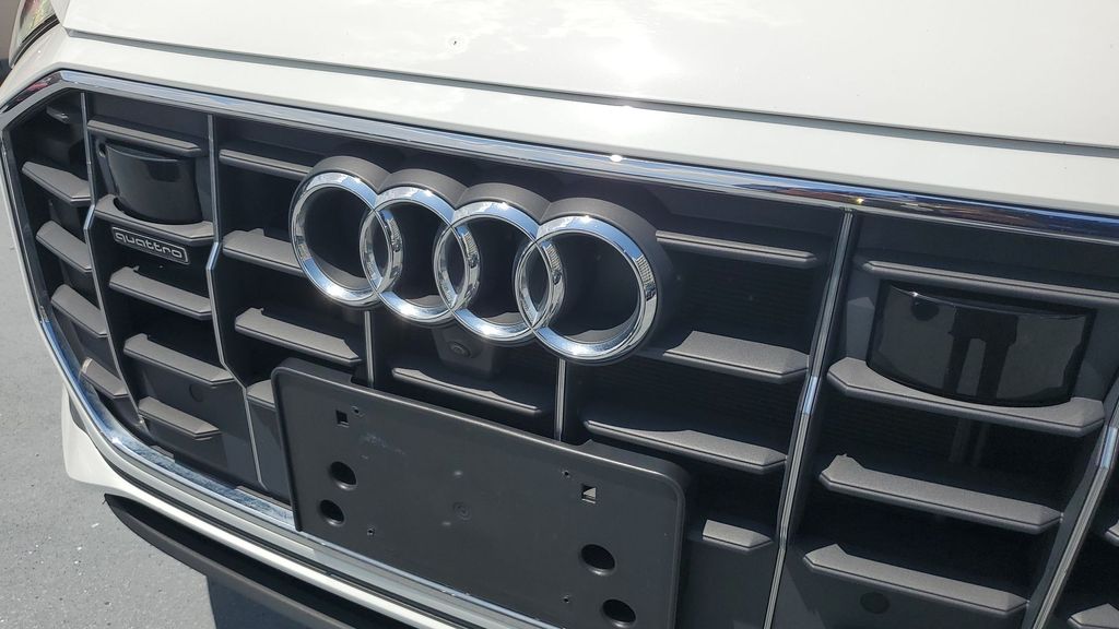 Thumbnail: 2023 Audi Q8 - 7