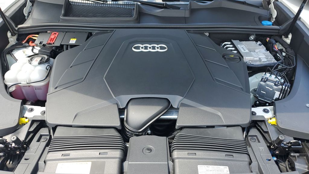 Thumbnail: 2023 Audi Q8 - 9