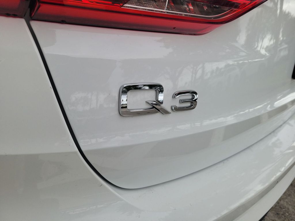 Thumbnail: 2023 Audi Q3 - 7