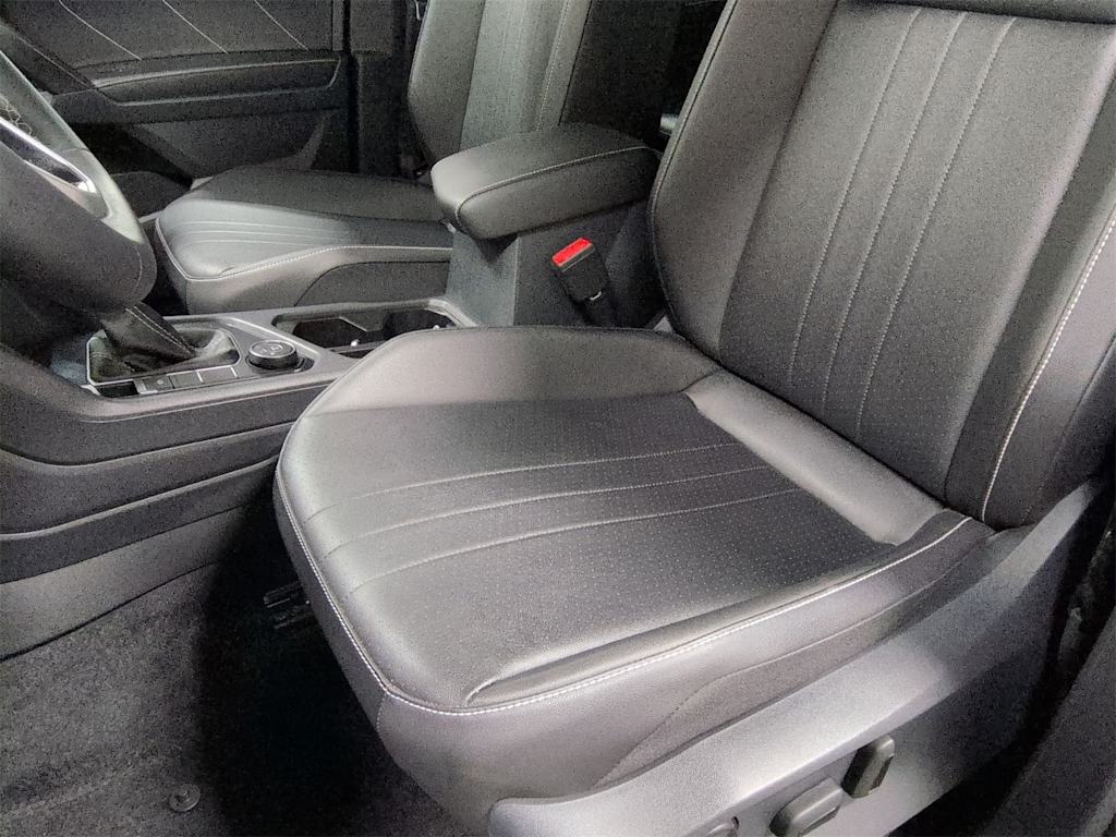 Thumbnail: 2022 Volkswagen Tiguan - 11