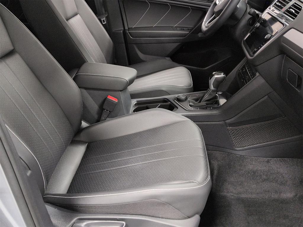 Thumbnail: 2023 Volkswagen Tiguan - 12