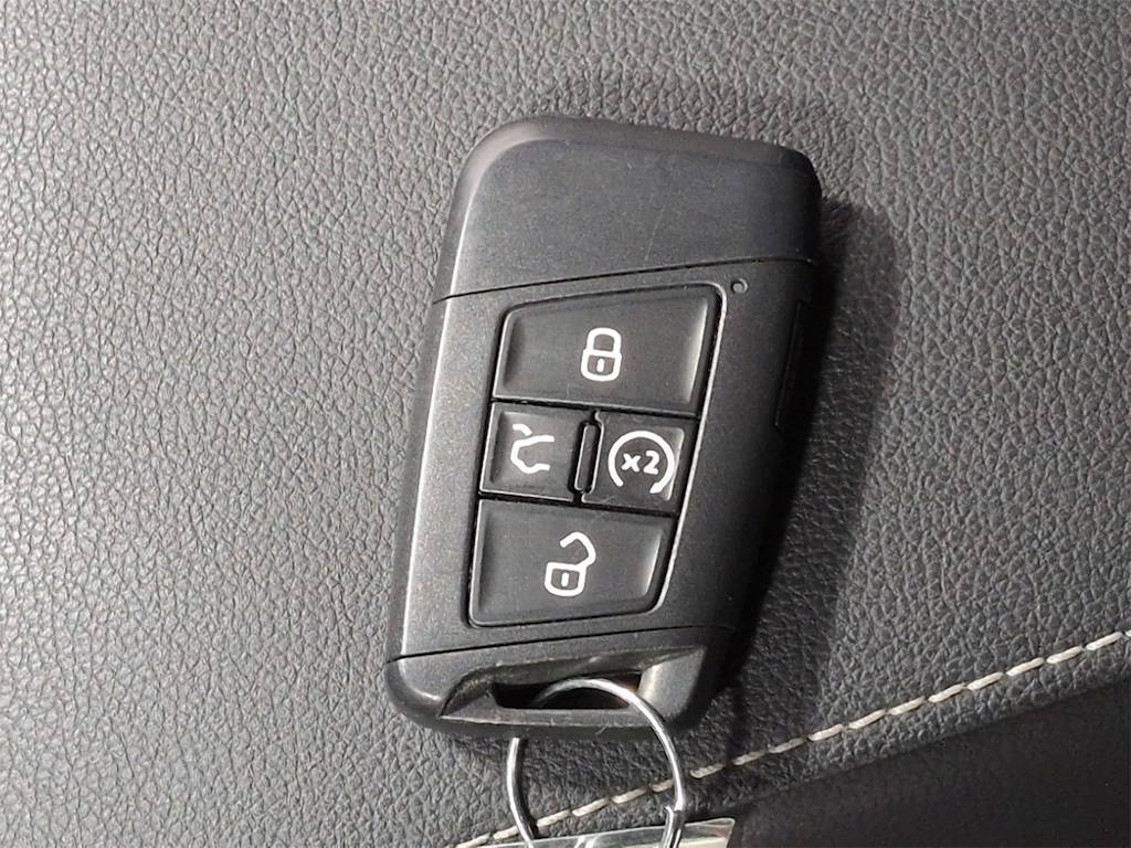 Thumbnail: 2023 Volkswagen Tiguan - 18