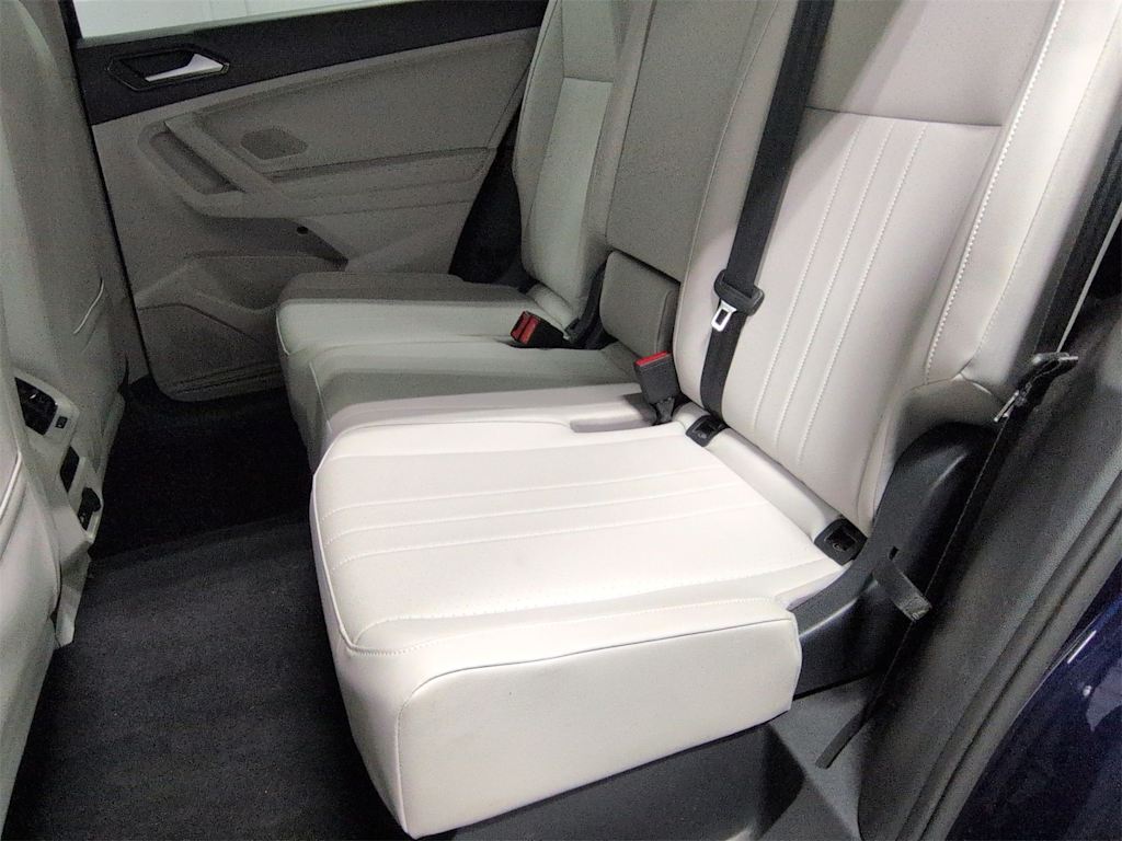 Thumbnail: 2022 Volkswagen Tiguan - 8