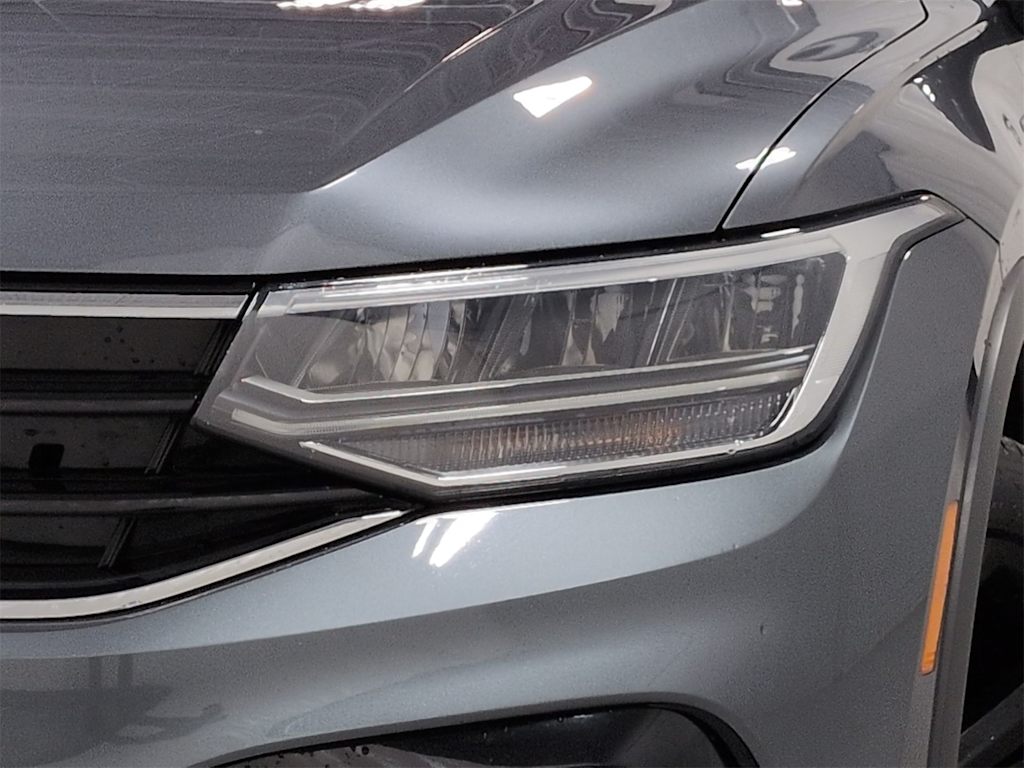 Thumbnail: 2023 Volkswagen Tiguan - 17