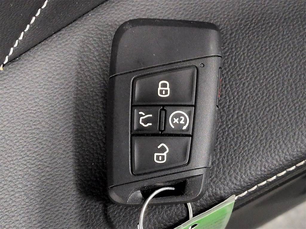 Thumbnail: 2023 Volkswagen Tiguan - 15