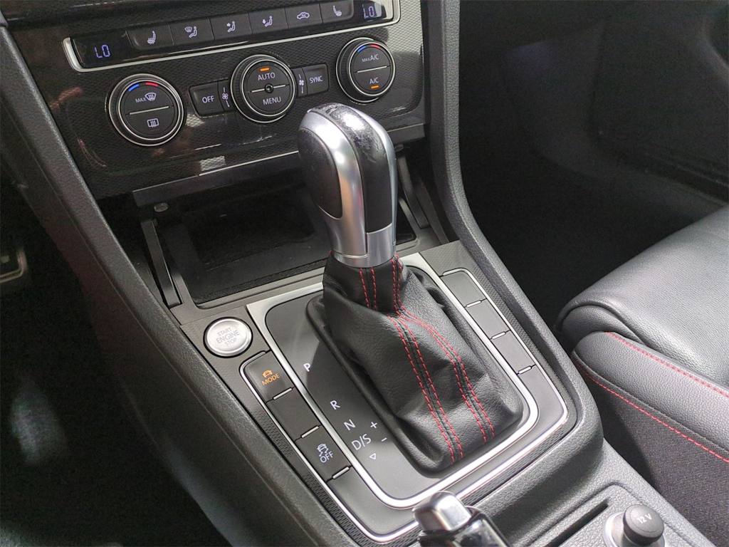 Thumbnail: 2016 Volkswagen Golf - 17