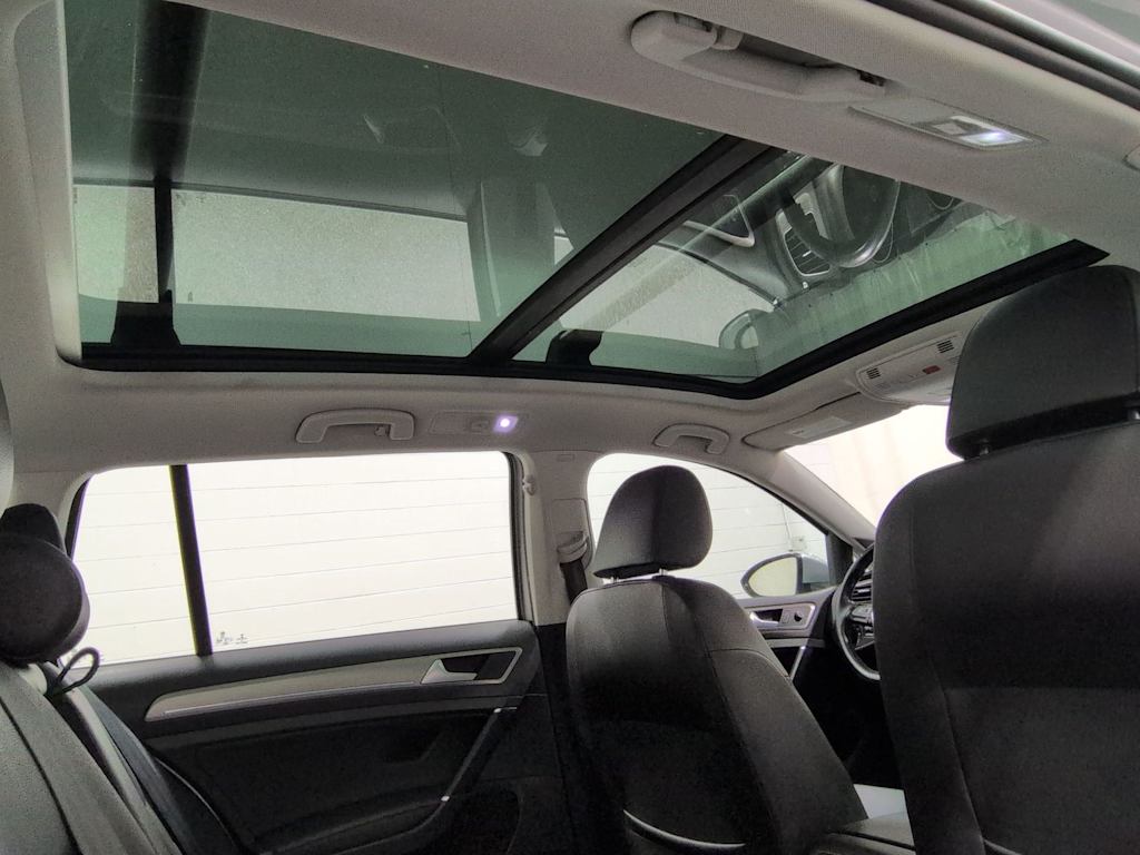 Thumbnail: 2015 Volkswagen Golf - 31