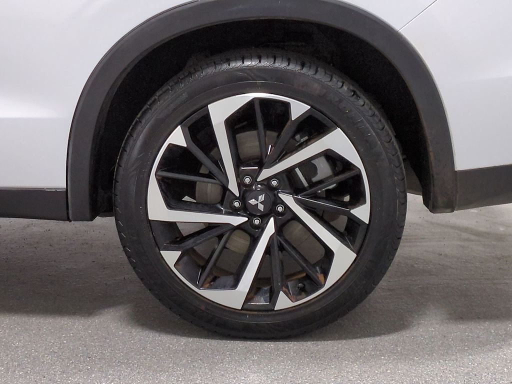 Thumbnail: 2020 Mitsubishi Outlander - 8