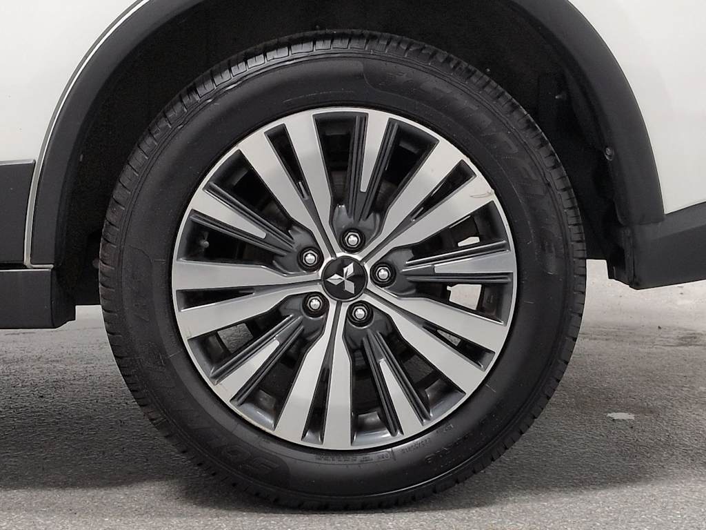 Thumbnail: 2020 Mitsubishi Outlander - 8