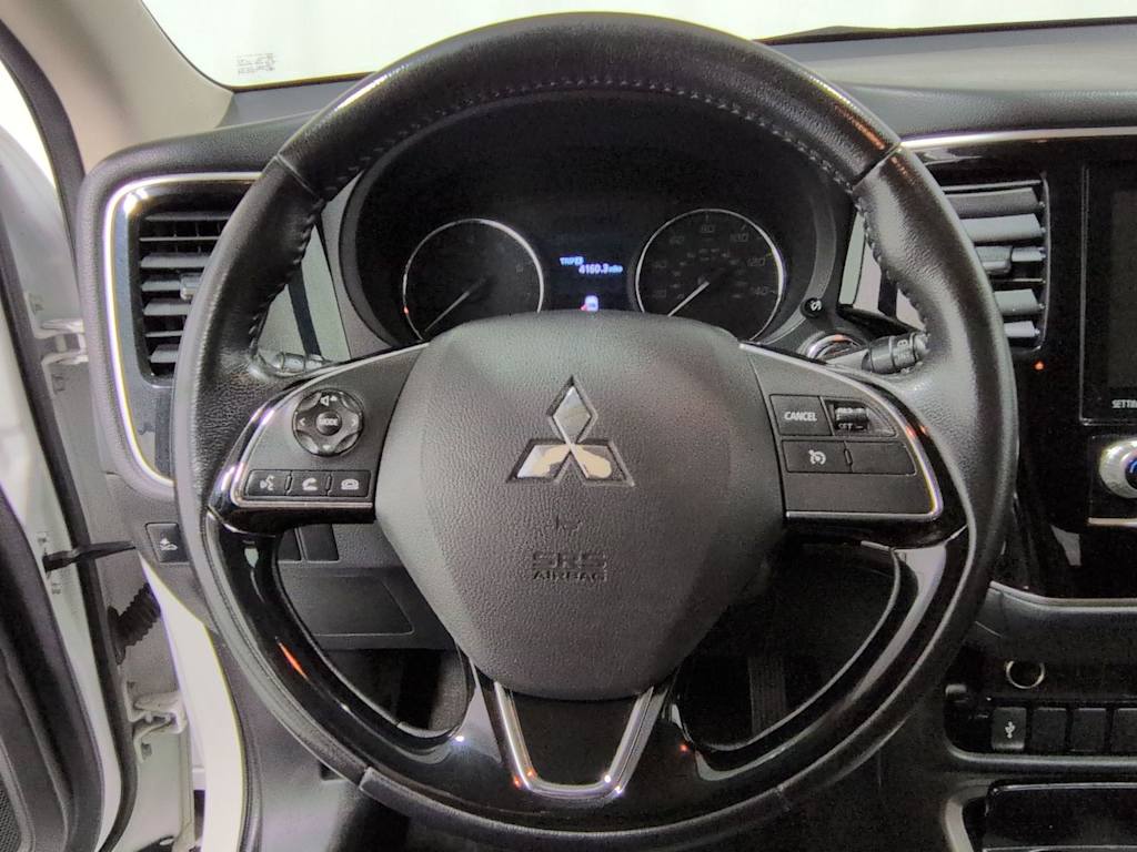 Thumbnail: 2020 Mitsubishi Outlander - 14