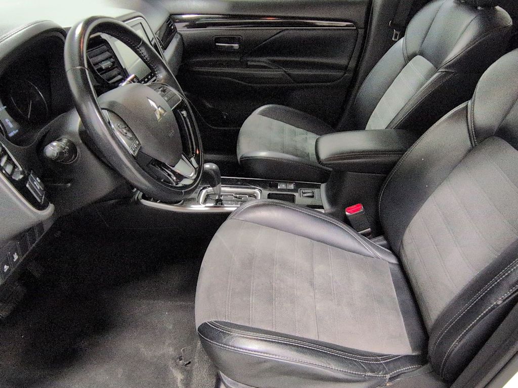 Thumbnail: 2020 Mitsubishi Outlander - 11