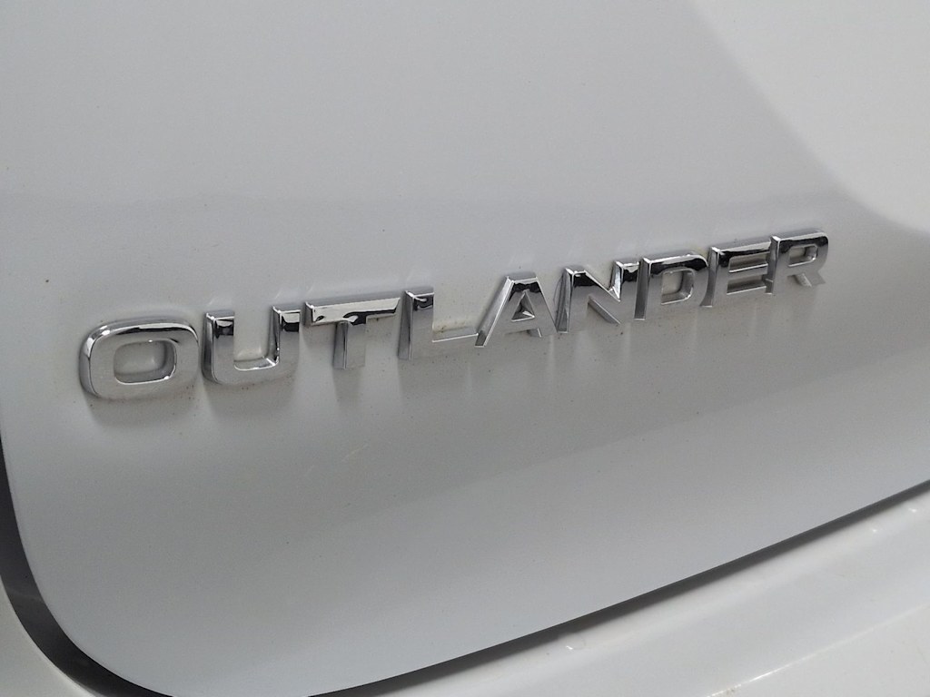 Thumbnail: 2022 Mitsubishi Outlander - 24