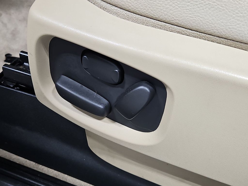 Thumbnail: 2016 Land Rover LR4 - 26