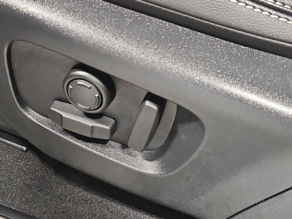 Thumbnail: 2025 Land Rover Discovery Sport - 25