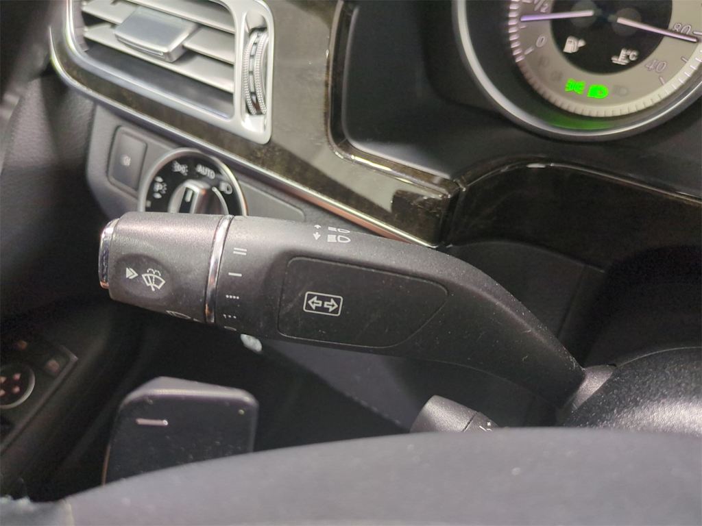 Thumbnail: 2014 Mercedes-Benz E-Class - 32