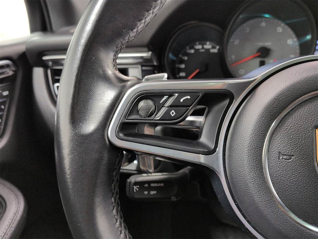 Thumbnail: 2020 Porsche Macan - 32