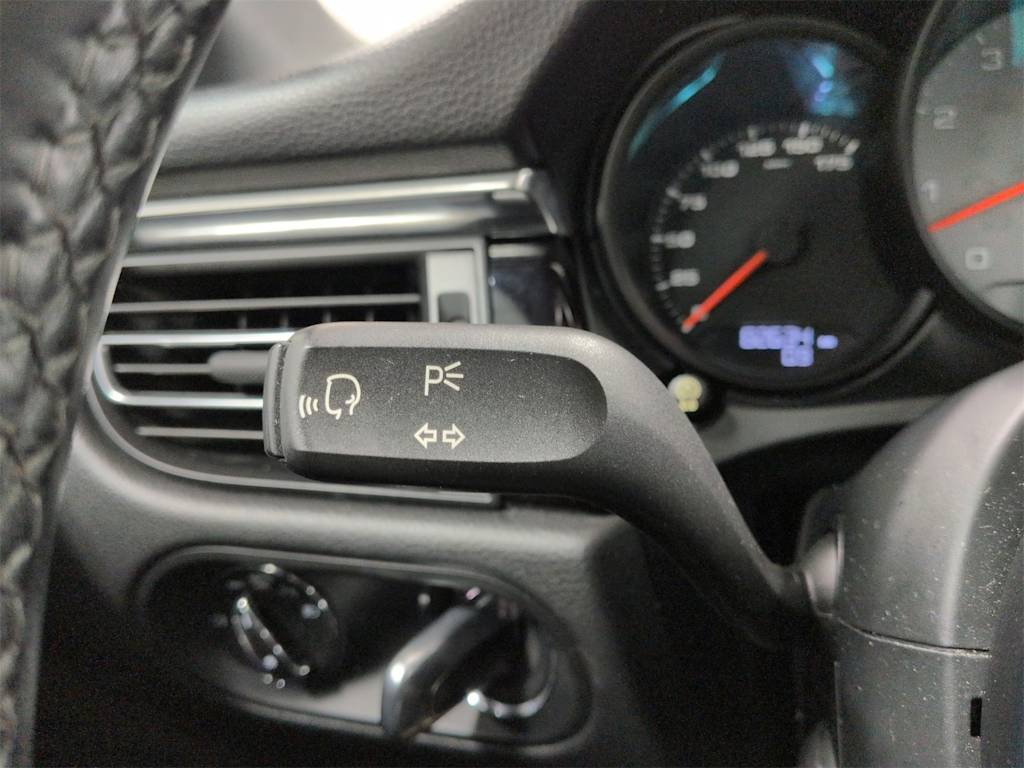 Thumbnail: 2020 Porsche Macan - 35