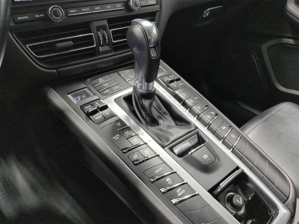 Thumbnail: 2020 Porsche Macan - 16