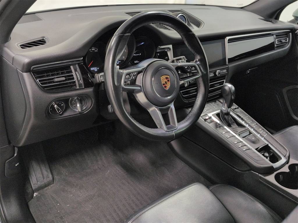 Thumbnail: 2020 Porsche Macan - 2