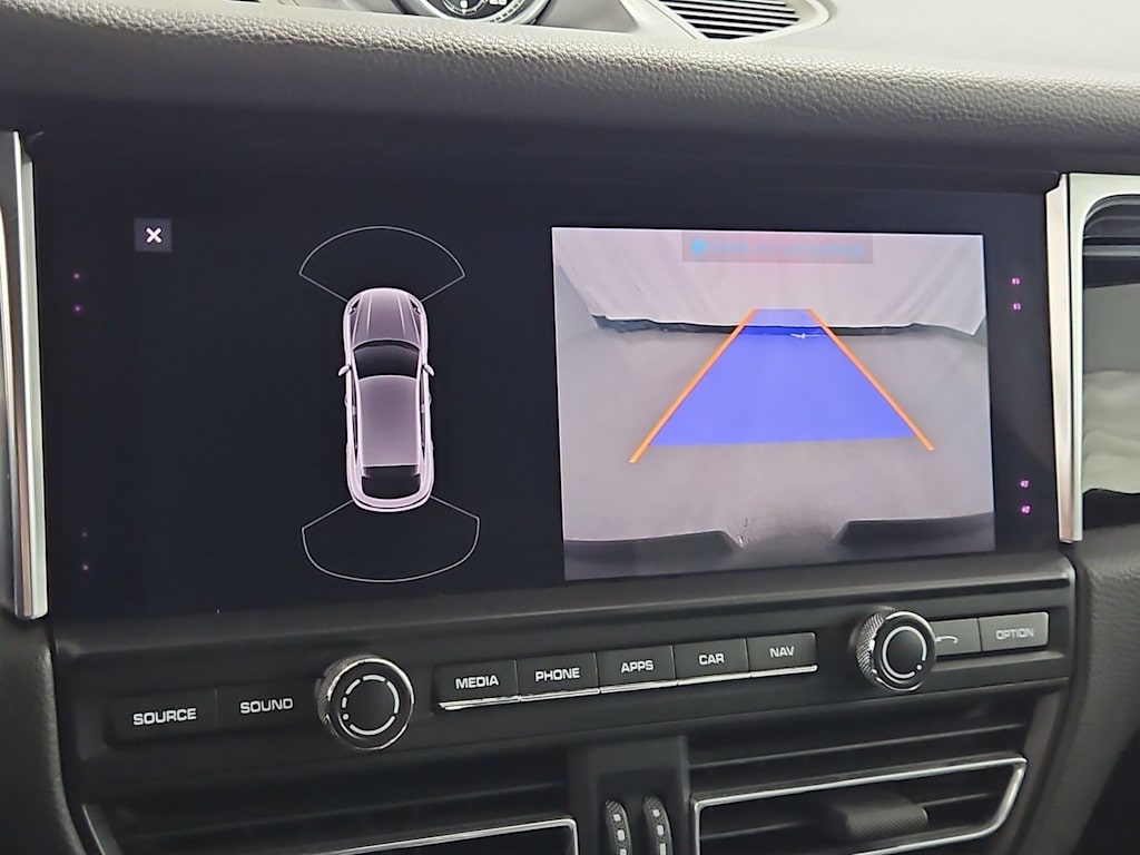 Thumbnail: 2020 Porsche Macan - 33