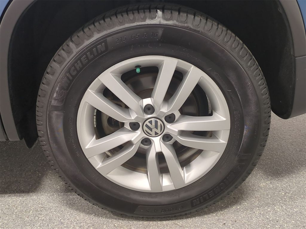 Thumbnail: 2017 Volkswagen Tiguan - 8
