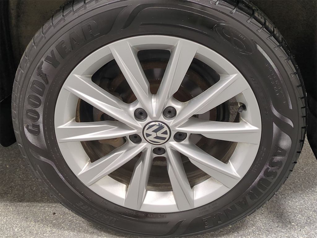 Thumbnail: 2015 Volkswagen Tiguan - 8