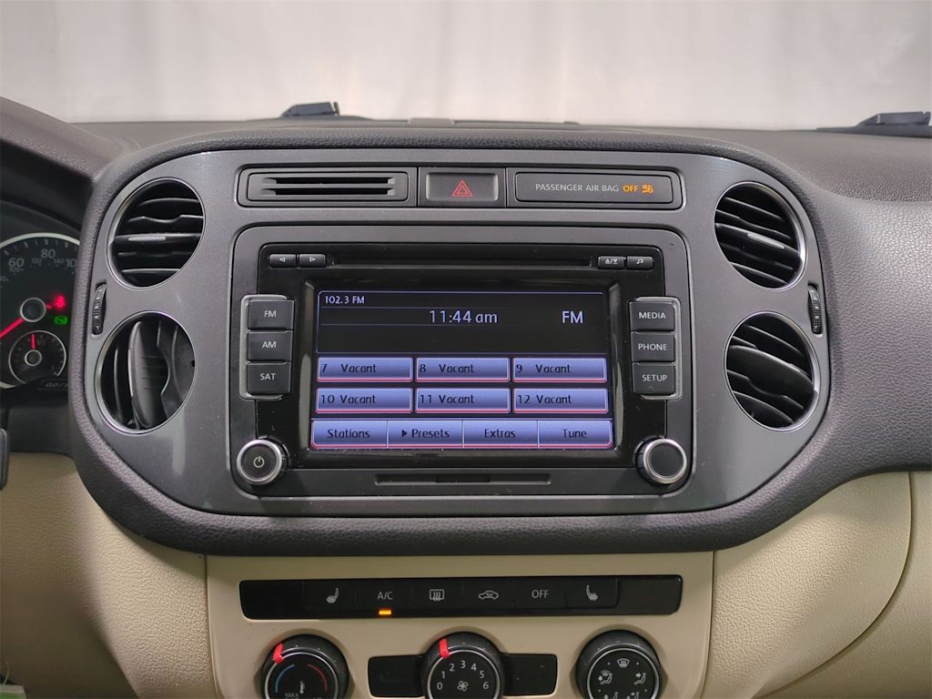 Thumbnail: 2015 Volkswagen Tiguan - 15