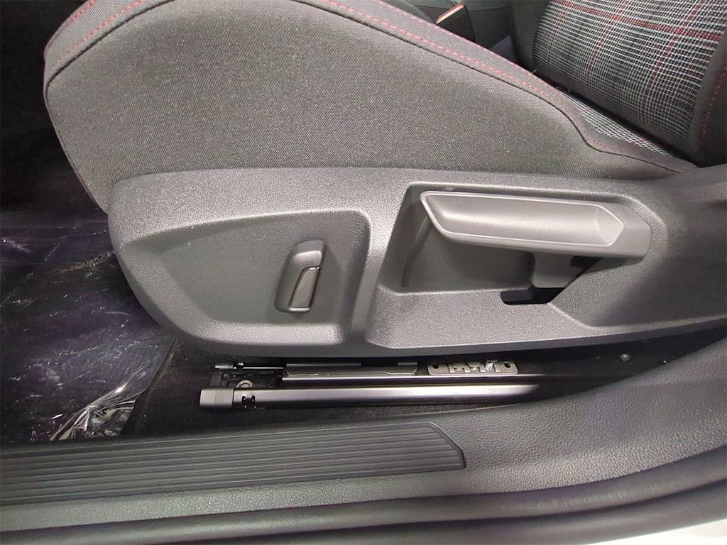 Thumbnail: 2025 Volkswagen Golf - 27