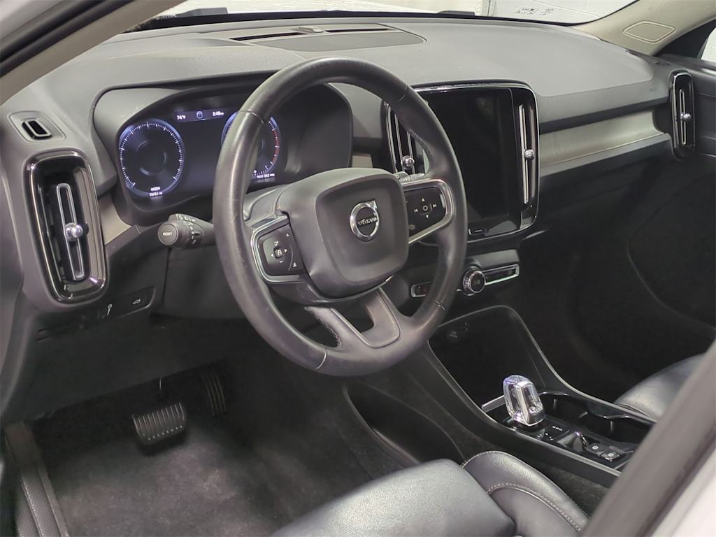 Thumbnail: 2022 Volvo XC40 - 2