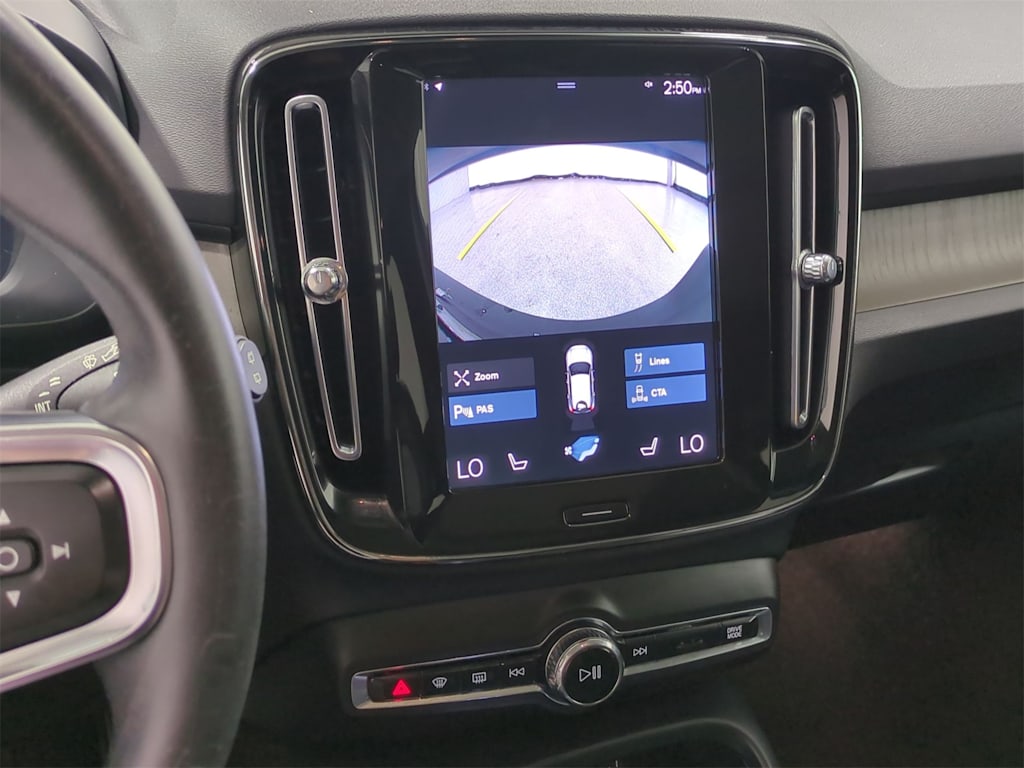 Thumbnail: 2022 Volvo XC40 - 32