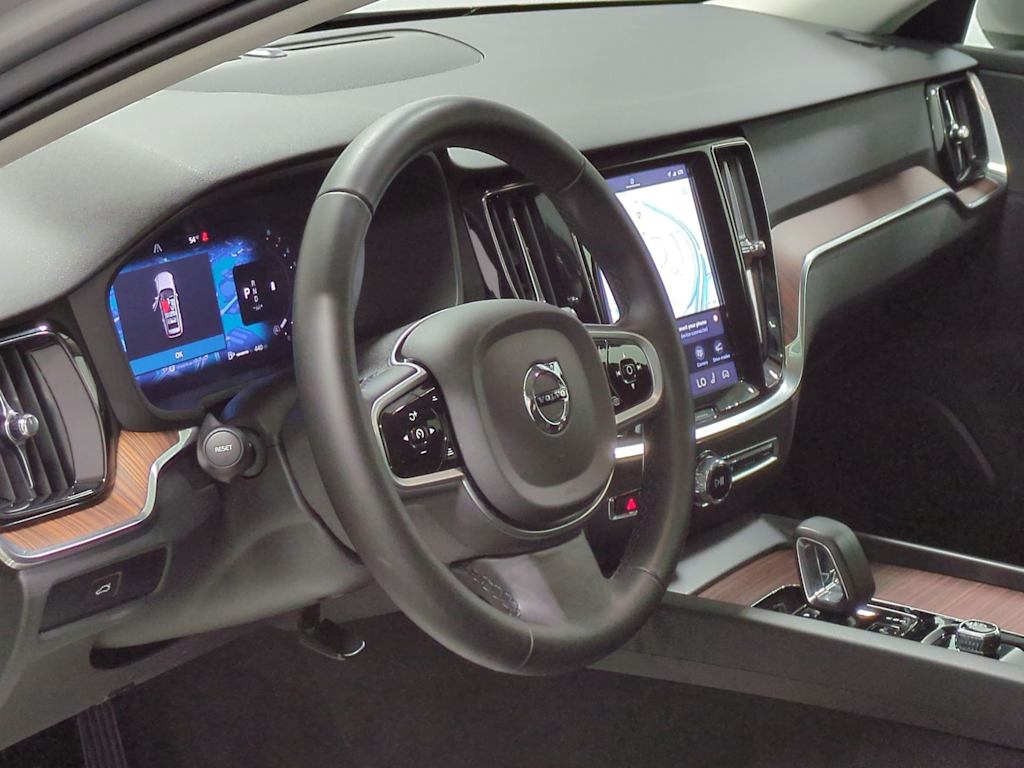 Thumbnail: 2025 Volvo V60 - 2