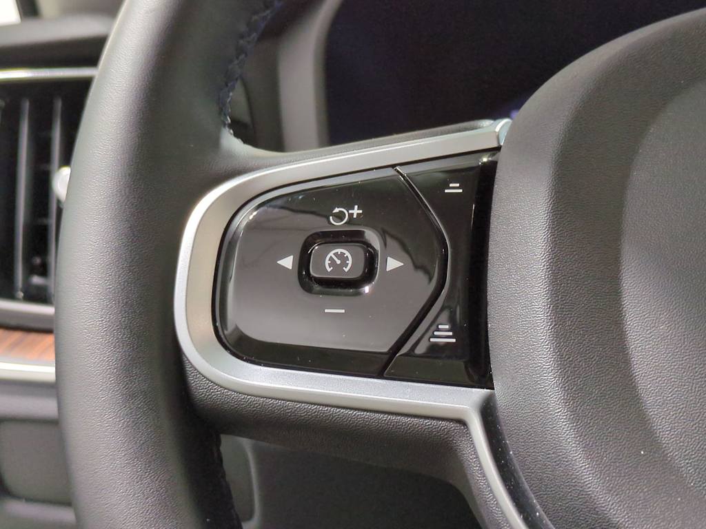 Thumbnail: 2025 Volvo V60 - 32