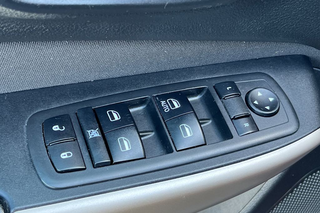 Thumbnail: 2018 Jeep Cherokee - 23