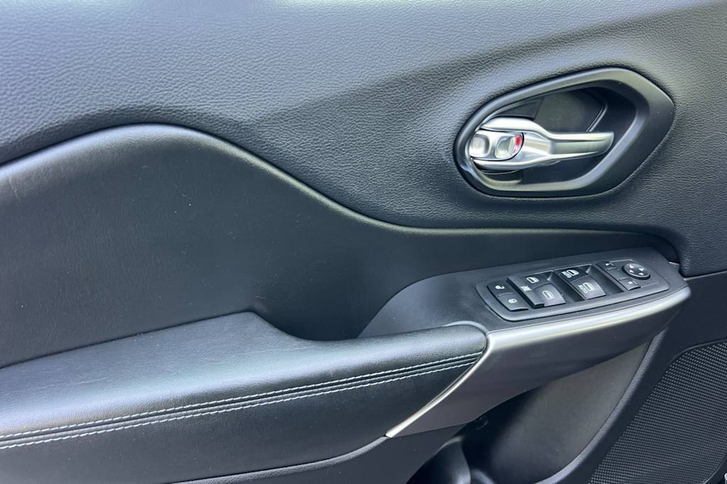 Thumbnail: 2019 Jeep Cherokee - 20