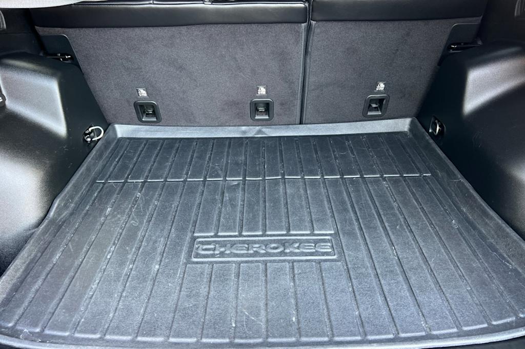 Thumbnail: 2019 Jeep Cherokee - 15
