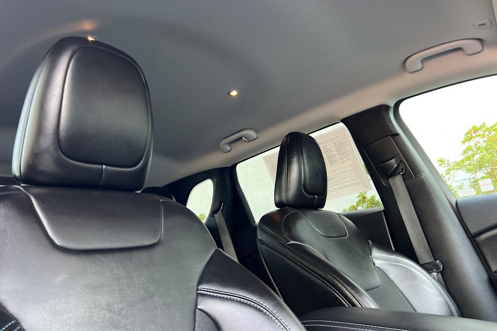 Thumbnail: 2019 Jeep Cherokee - 23