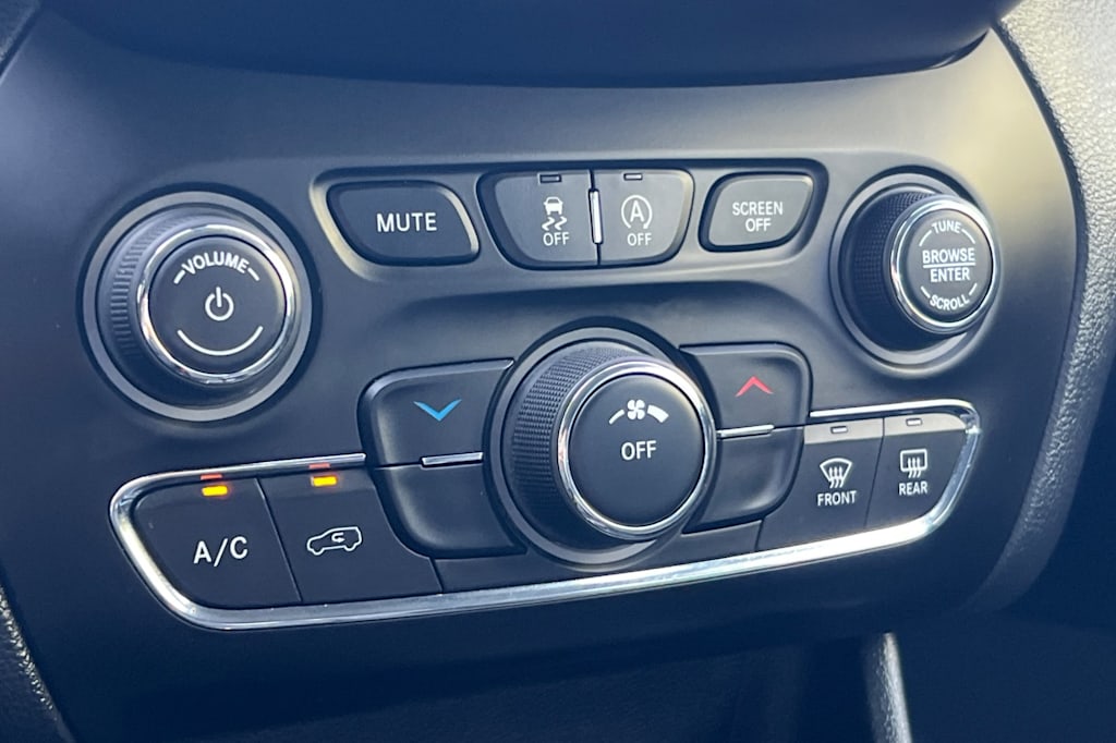 Thumbnail: 2019 Jeep Cherokee - 25