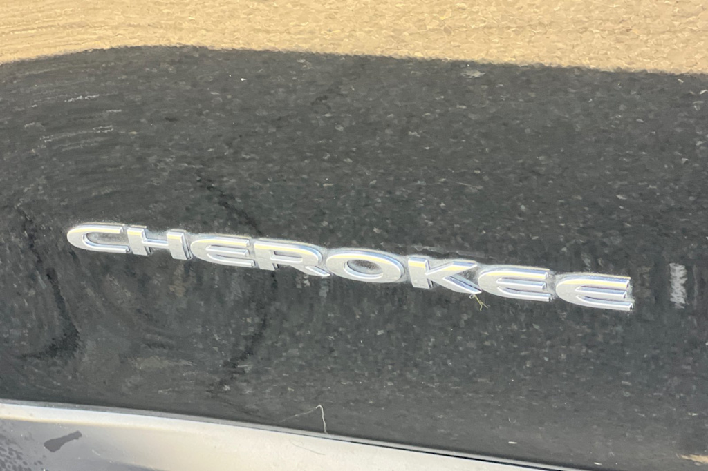 Thumbnail: 2019 Jeep Cherokee - 16