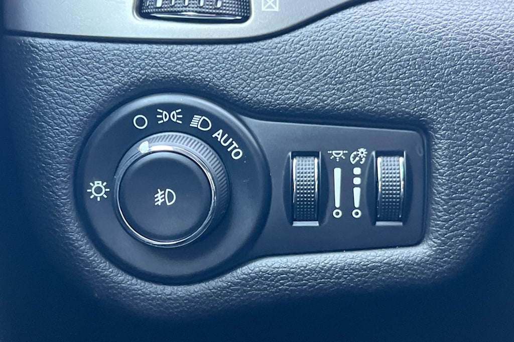 Thumbnail: 2019 Jeep Cherokee - 31