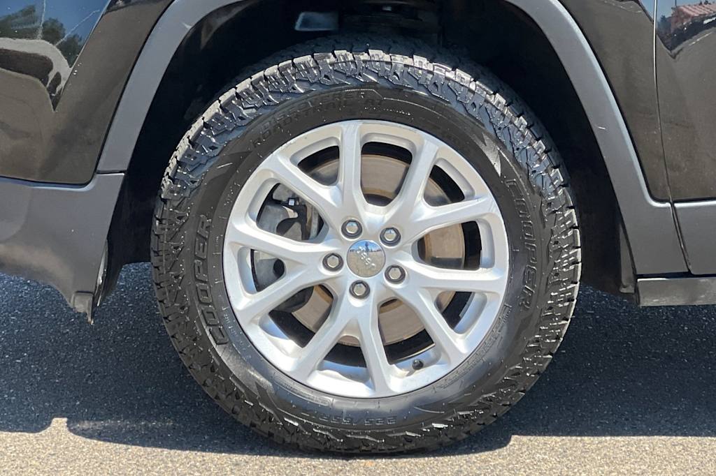 Thumbnail: 2017 Jeep Cherokee - 8