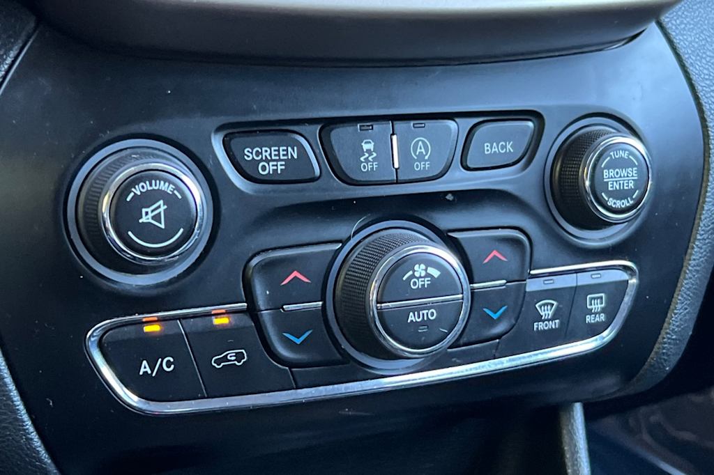Thumbnail: 2017 Jeep Cherokee - 26