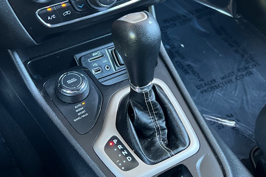Thumbnail: 2017 Jeep Cherokee - 15