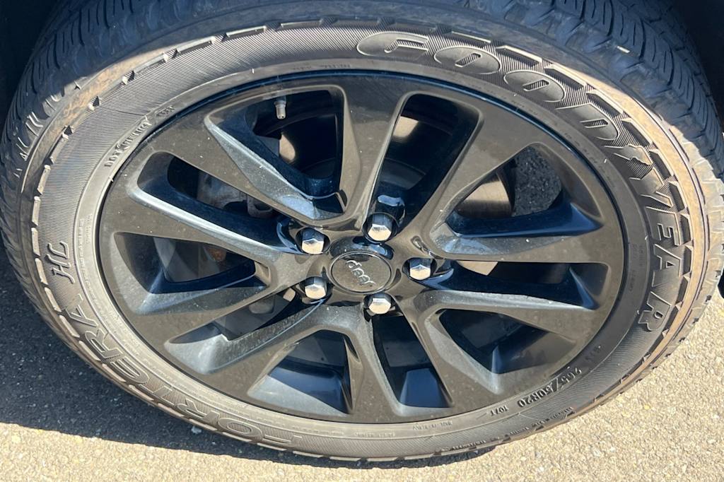 Thumbnail: 2019 Jeep Grand Cherokee - 17