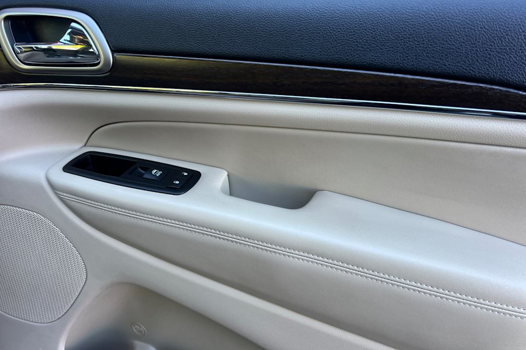 Thumbnail: 2015 Jeep Grand Cherokee - 23