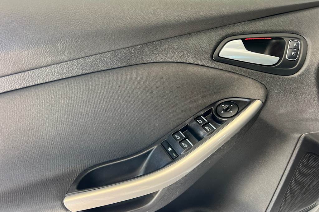 Thumbnail: 2016 Ford Focus - 20