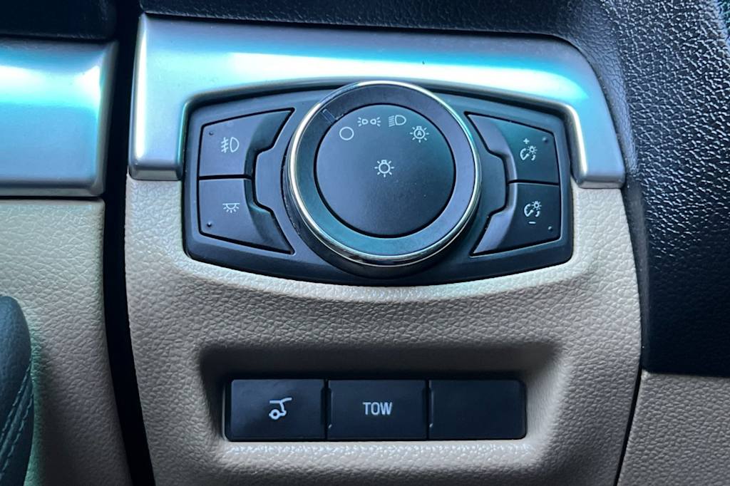 Thumbnail: 2016 Ford Explorer - 32