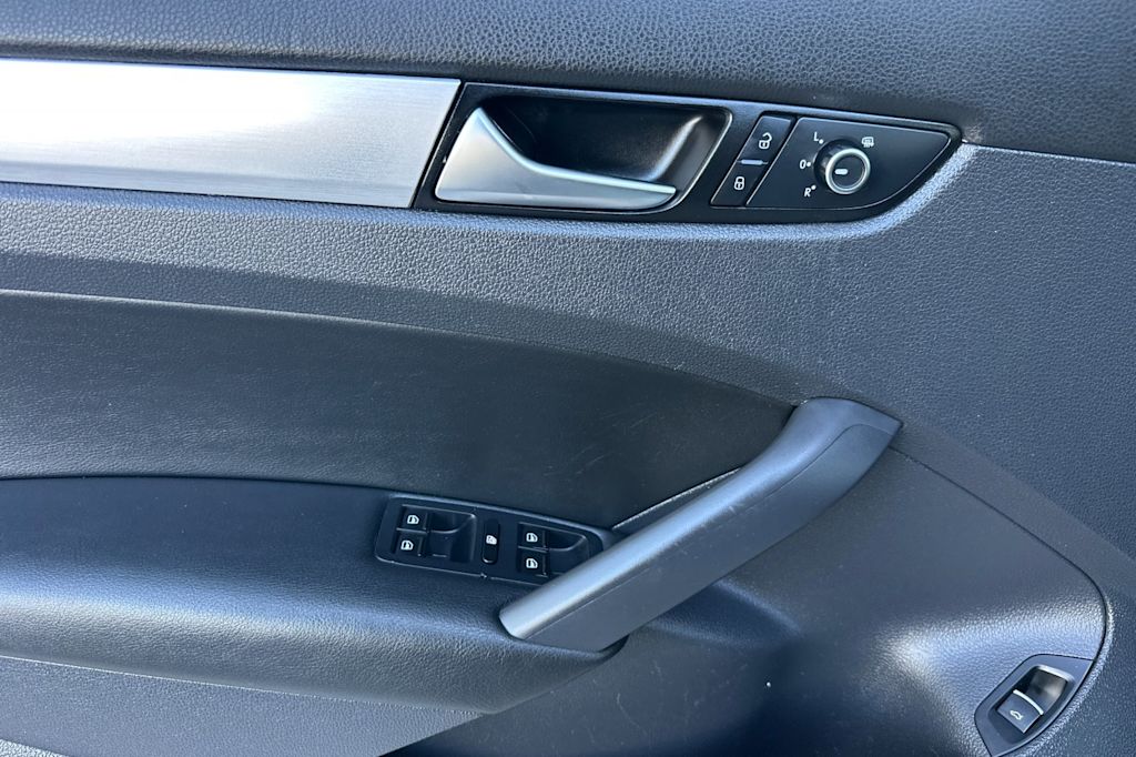 Thumbnail: 2013 Volkswagen Passat - 20