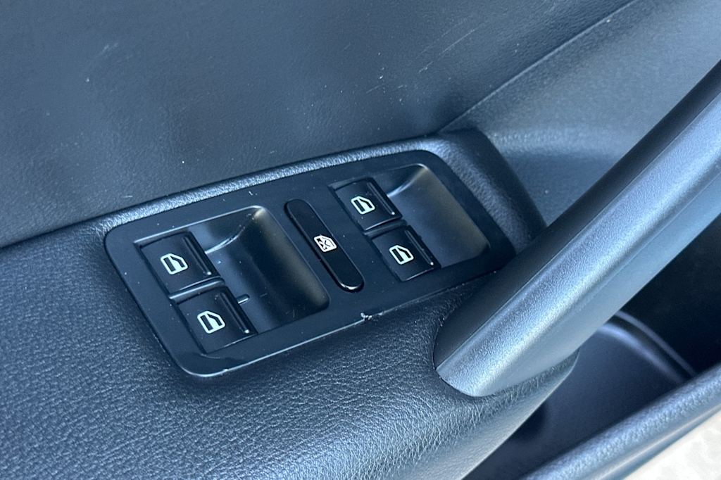 Thumbnail: 2013 Volkswagen Passat - 21