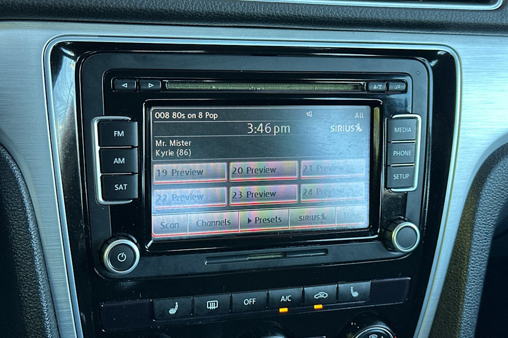 Thumbnail: 2013 Volkswagen Passat - 24